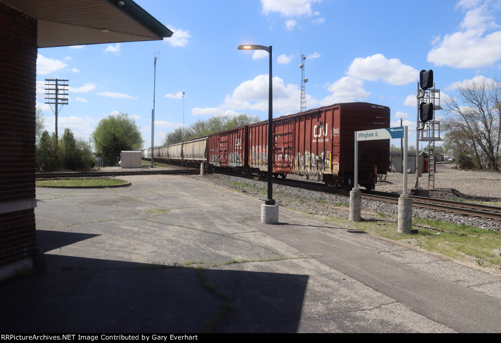 Southbound freight crossing the CN(IC)/CSX diamond